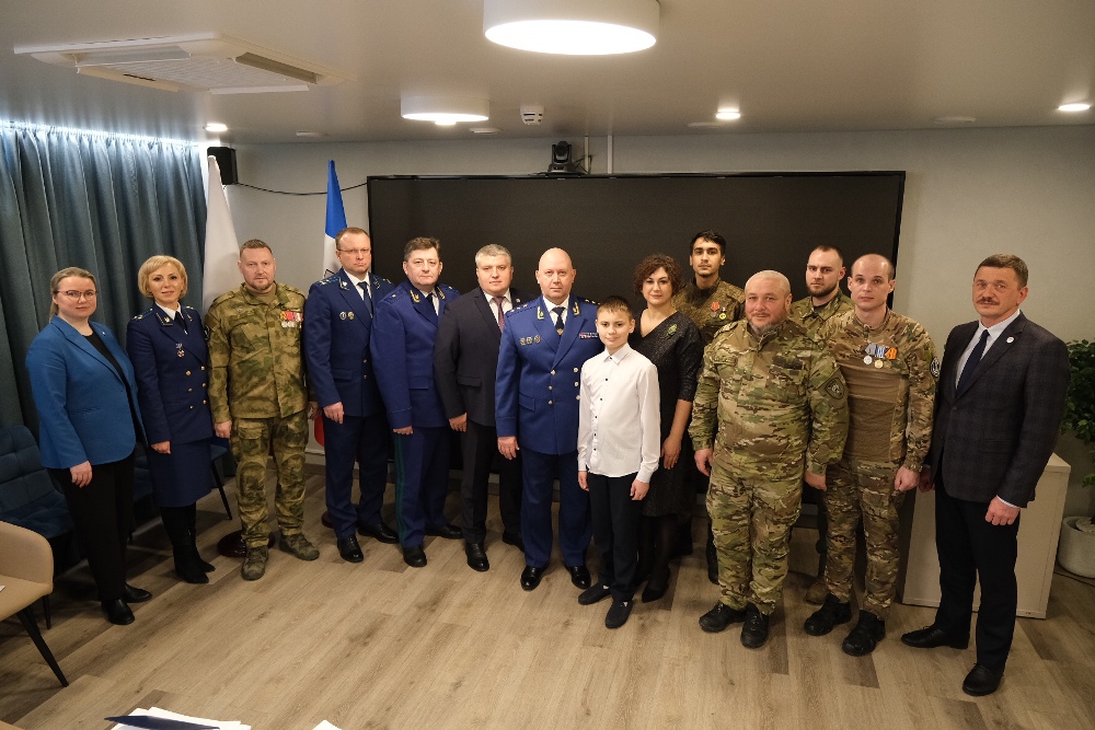 Заместитель Генерального прокурора Российской Федерации Алексей Захаров 26 февраля 2025 года в ходе рабочего визита в Новгородскую область встретился с участниками  специальной военной операции и членами их семей..